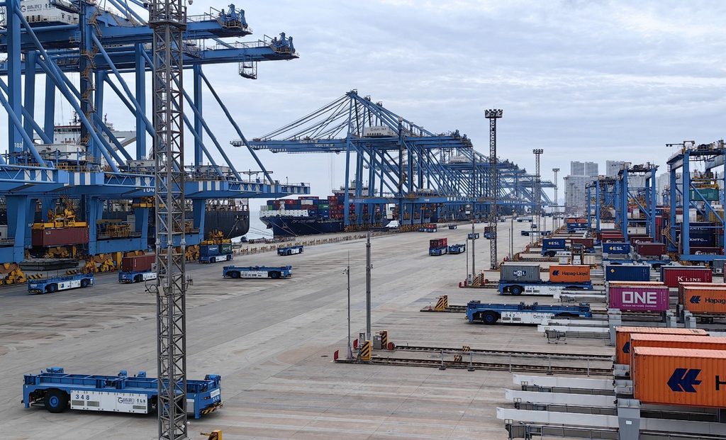Comercio Internacional en Tiempos de IA: Guía Esencial hacia el 2040 3 Comercio internacional en tiempos de IA: puerto automatizado y agentes de inteligencia artificial en la cadena de suministro