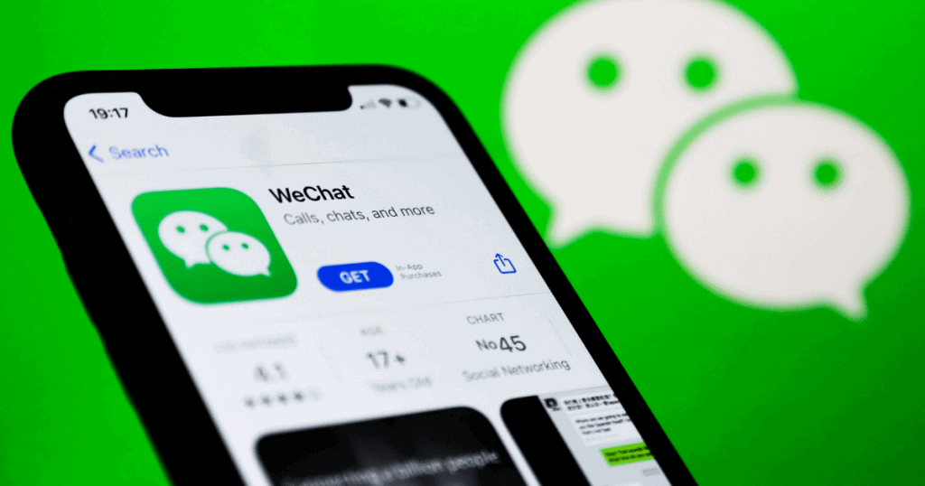 Ese Chat de WeChat es un Contrato y no lo Sabías: Cómo Negociar con Proveedores Chinos 1 Importador latinoamericano negociando por WeChat con proveedores chinos desde su teléfono